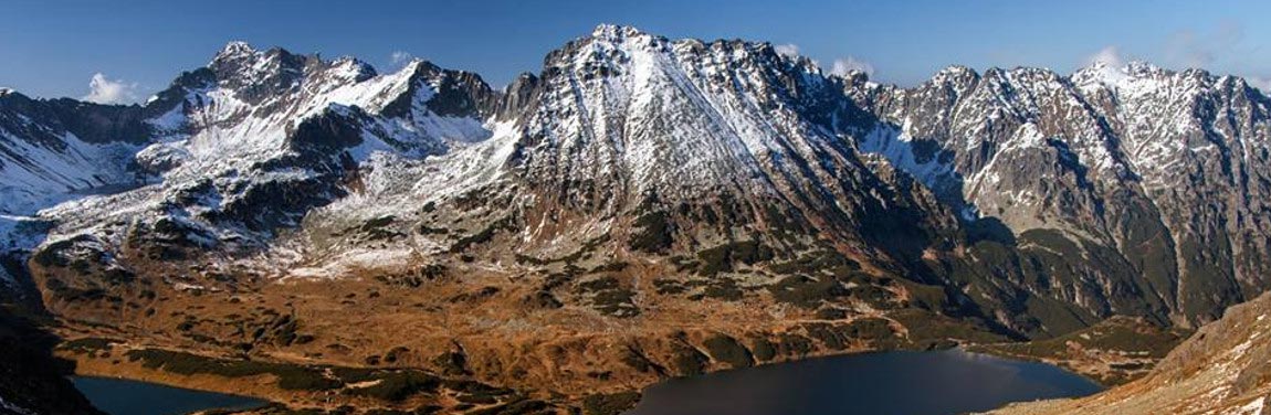 Skaliste góry pokryte śniegiem